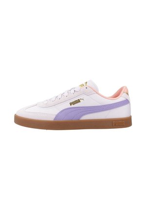 Zapatilla blanca con acentos en púrpura y rosa, con un upper de lona texturizada y suela de goma. Marca en dorado en el lateral.