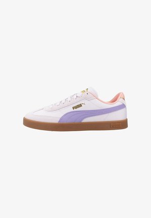 Zapatilla blanca con acentos en púrpura y rosa, con un upper de lona texturizada y suela de goma. Marca en dorado en el lateral.
