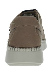 Scarpa in suede beige con suola in gomma bianca, dettagli cuciti, punta rotonda e profilo basso, caratterizzata da una tomaia in suede e una costruzione resistente.
