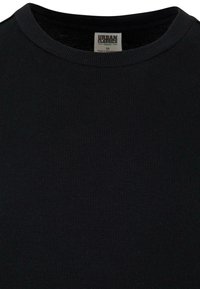 Svart ribbet langermet topp, laget av økologisk materiale, med rund halslinning og en subtil tekstur. Merket står "Urban Classics, M."