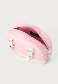 Roosa kunstnahast kott valgete aksentidega, ümar kujuga, peal tõmblukk ja kaks paela. Sisemus on samuti roosa. Siseosa logoga nähtav.