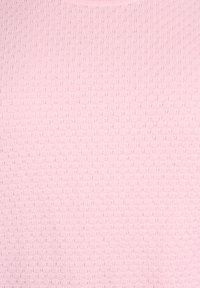 Tessuto di un rosa chiaro con una texture a nido d'ape. Il materiale sembra morbido con una leggera elasticità, adatto per abbigliamento casual.