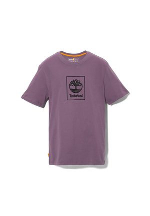 Fioletowy t-shirt Timberland z krótkim rękawem, czarnym logo drzewa i tekstem wyśrodkowanym z przodu, wyświetlany na białym tle.