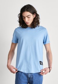 Calvin Klein Jeans - BADGE TURN UP SLEEVE - Paprasti marškinėliai - dusk blue Miniatiūros vaizdas 1