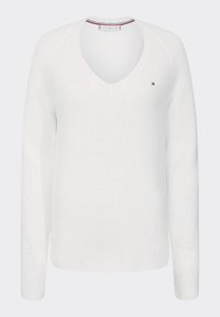Pull en tricot blanc avec un décolleté en V, des manches longues et un motif texturé. Présente un petit logo de marque sur le devant près de l'ourlet.