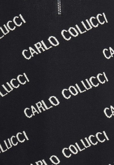 Pull en tissu tricoté noir avec le texte blanc répété "CARLO COLUCCI" dans différentes orientations, avec un col zippé.