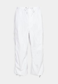 Vita cargobyxor tillverkade av lätt tyg, med elastiskt midjeband och dragsko, flera fickor och smalnande mudd.