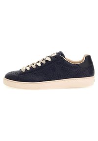 Sneaker in pelle testurizzata blu navy con loghi in rilievo, lacci crema e suola in gomma beige a contrasto. Design a profilo basso con colletto imbottito.