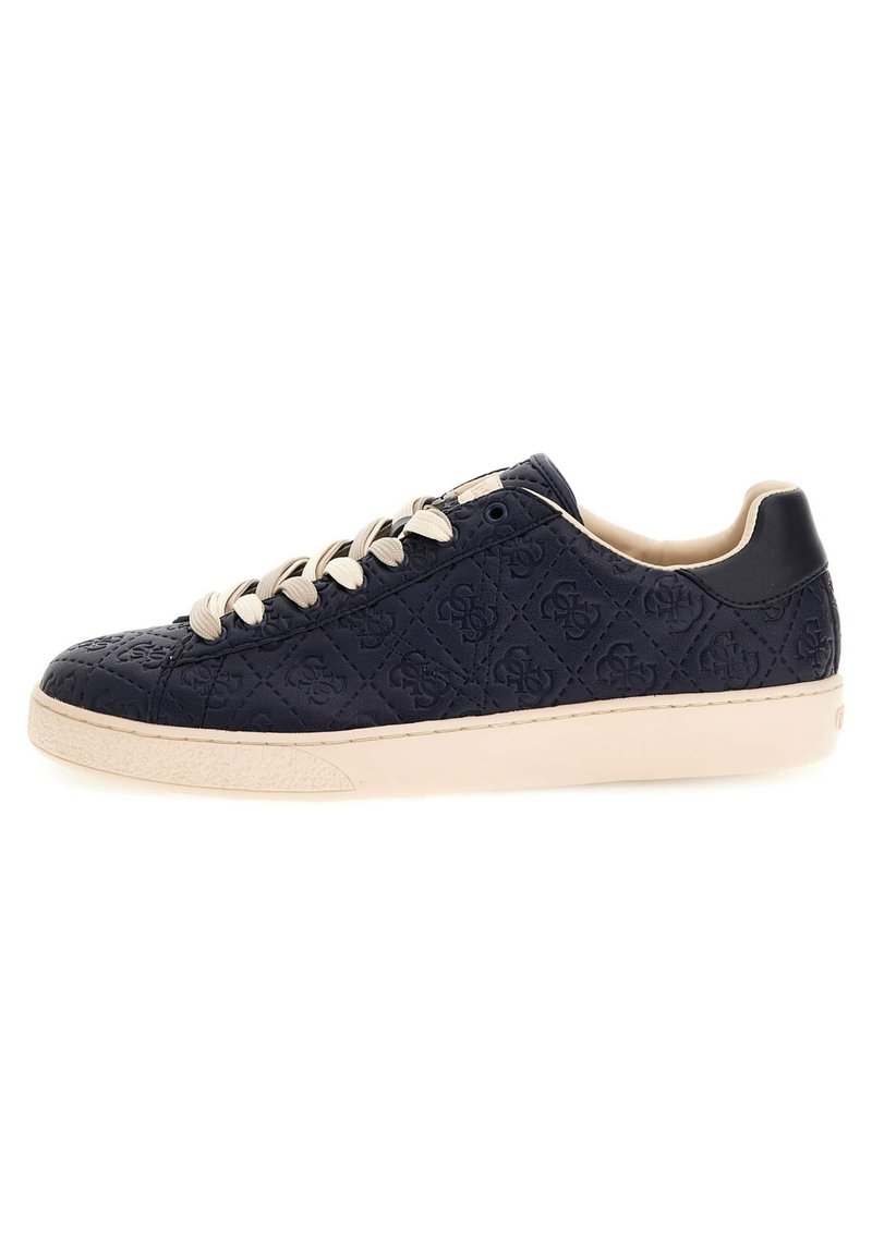 Sneaker in pelle testurizzata blu navy con loghi in rilievo, lacci crema e suola in gomma beige a contrasto. Design a profilo basso con colletto imbottito.