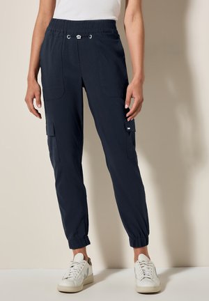 Pantaloni cargo joggers blu navy con vita elastica, dettaglio con stringente, tasche laterali e polsini arricciati, realizzati in tessuto leggero.