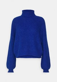 Blauer Strickpullover mit hohem Rollkragen, überschnittenen Schultern und langen, leicht puffigen Ärmeln; weicher Stoff mit lockerer Passform.