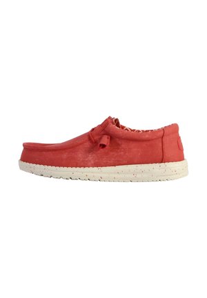 Scarpa slip-on rossa con superficie testurizzata, punta rotonda e suola maculata bianca. Presenta un piccolo dettaglio a fiocco sulla parte superiore.