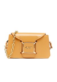 Borsa a mano in pelle color tan con un design strutturato, tracolla in catena dorata e una fibbia metallica rettangolare con il logo. Texture liscia e linee pulite.