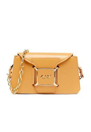 Sac à main en cuir beige avec un design structuré, une bandoulière en chaîne dorée et une boucle en métal rectangulaire affichant le logo. Texture lisse et lignes épurées.