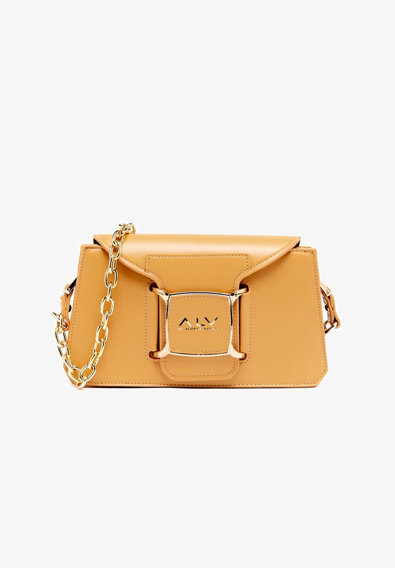 Borsa a mano in pelle color tan con un design strutturato, tracolla in catena dorata e una fibbia metallica rettangolare con il logo. Texture liscia e linee pulite.