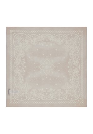 Foulard carré beige clair avec des motifs bordés floraux blancs et paisley, et un motif décoratif central.