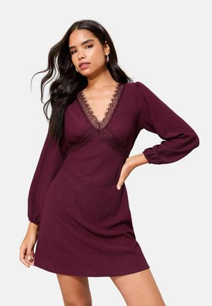 Bordeauxfarbenes Kleid mit V-Ausschnitt und Spitzenbesatz, langen Puffärmeln und geripptem Stoff, mit einer A-Linien-Form und einer Länge bis zur Mitte des Oberschenkels.