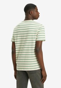 Levi's® ORIGINAL HOUSEMARK TEE - Camiseta básica - rollo foulard fig pu