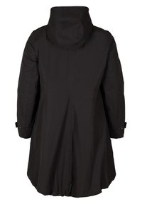 Giaccone nero con cappuccio, maniche lunghe, vita cintrata e orlo fluente. Realizzato in tessuto morbido; presenta un design semplice senza motivi visibili.