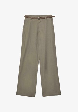 Bež široke hlače s prednjim džepovima i tankim smeđim remenom sa malom kopčom, prikazane na bijeloj pozadini.