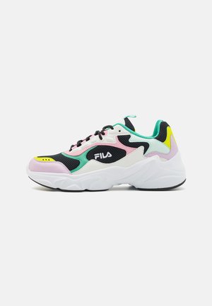 Flerfargede sneakers laget med mesh og syntetiske materialer. Designet inkluderer svarte, rosa, grønne og gule aksenter, med en hvit kraftig såle.