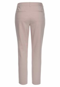 Ljust rosa skräddarsydda byxor, slim fit, med bälteshällor, två bakfickor och en slät tygstruktur. Ankellång design.