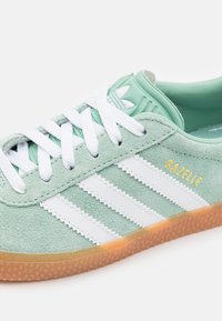adidas Originals GAZELLE KIDS - Tossud - hazy green/footwear white/bliss pink