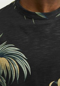 Jack & Jones PREMIUM ALL OVER RUNDHALS - T-shirt med print - black