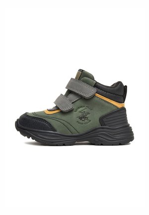 Sneaker a collo alto da bambino in verde, nero e giallo con due strap grigi in velcro e suola in gomma nera strutturata.