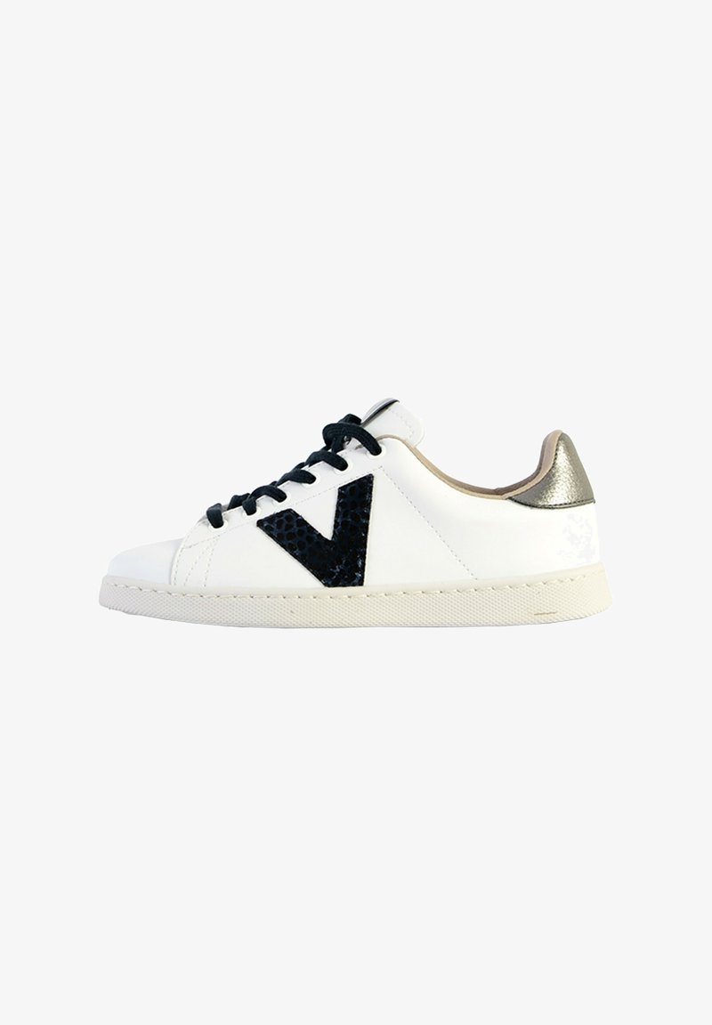 Baskets blanches avec un logo V texturé noir, des lacets noirs et un accent doré métallisé au niveau du talon. Semelle en caoutchouc avec un grip texturé.