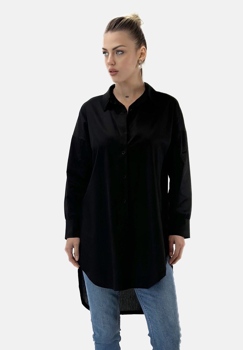 Schwarzes Langarmshirt aus glattem Stoff, mit klassischem Kragen, Knopfleiste vorne und leicht geschwungenem Saum.