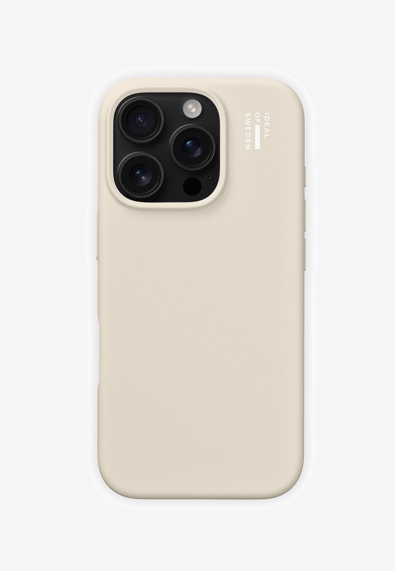 Coque de smartphone beige avec découpes pour trois objectifs de caméra et un flash, portant la marque "Ideal of Sweden" près du module photo.