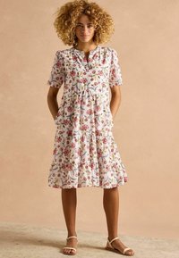 Tom Joule REGULAR FIT - ARIELLA TIERED  - Denné šaty - cream red