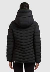 Giubbotto a vento nero con design a rombi, colletto alto e cappuccio. Tessuto liscio con silhouette aderente e tasche laterali.