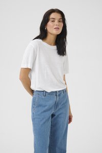 Hvid bomulds T-shirt med en afslappet pasform, korte ærmer og rund halsudskæring, parret med højtaljede lyseblå denim jeans.