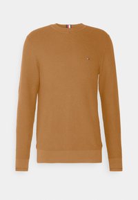 Maglione marrone a trama con colletto rotondo, maniche lunghe e un piccolo logo sul petto. I polsini e l'orlo ribattuti aggiungono struttura.