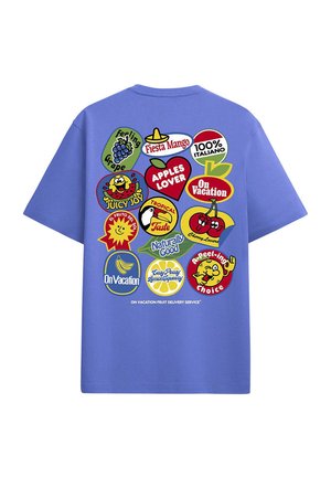 Kurzärmeliges lila T-Shirt mit verschiedenen bunten, fruchtbezogenen Grafikstickern auf dem Rücken, einschließlich Logos und spielerischen Designs.