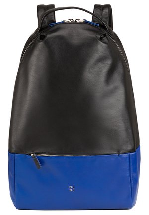 Schwarzer und blauer Leder-Rucksack in runder Form, mit Obergriff und Reißverschlussfronttasche. Mit metallischen Akzenten und Logo-Details.