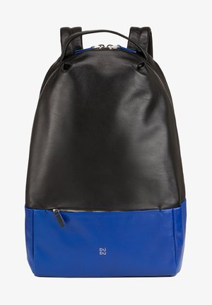 Zaino in pelle nero e blu con forma arrotondata, maniglia superiore e tasca frontale con zip. Presenta dettagli in metallo e logo.