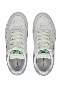 Weiße Ledersneaker mit grünen und lilafarbenen Akzenten, mit perforierten Details, flachen Schnürsenkeln und einem Logo-Patch auf der Zunge.