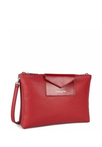 Borsa a mano in pelle rossa con finitura testurizzata, dotata di una patta triangolare, hardware in argento e tracolla removibile.