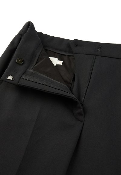 Czarne eleganckie spodnie z gładkiego, teksturowanego materiału, z zamkiem błyskawicznym, detalem guzika oraz wewnętrzną kieszenią do bezpiecznego przechowywania.