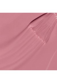 Smalto per unghie rosa tenue, consistenza liscia con un finish lucido, applicato con un pennello, che mostra lievi striature e una lucentezza riflettente.