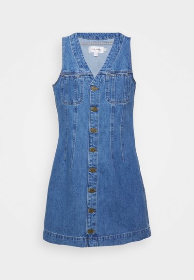 Denim haljina bez rukava u srednje plavoj boji s V-izrezom, prednjim kopčanjem na dugmad i dva džepa na grudima. Ima prilagođeni kroj i ravni rub.
