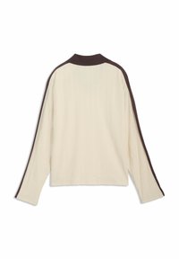 Εκρού πλεκτό πουκάμισο με μακριά μανίκια, σκούρο καφέ γιακά και ρίγες που κατεβαίνουν στους ώμους και τα μανίκια, εμφανιζόμενο από πίσω.