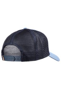 Gorra azul marino con un respaldo de malla, visera azul clara y cierre ajustable a presión. Presenta una tela texturizada y costuras reforzadas.