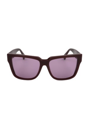 Occhiali da sole con montatura rettangolare spessa marrone scuro e lenti color viola.