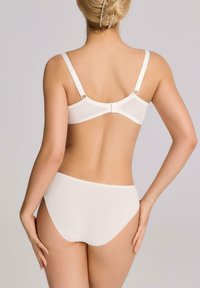 Biały bawełniany biustonosz z regulowanymi ramiączkami i zapięciem na haczyk, w komplecie z pasującymi majtkami; gładka faktura, funkcjonalny design, minimalistyczny styl.