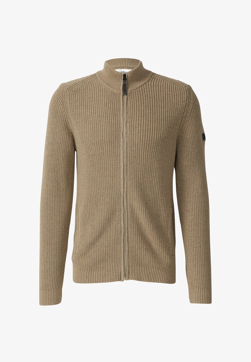 Suéter de corte ajustado con cremallera en beige. Confeccionado en tejido de punto texturizado con cuello alto y puños acanalados. Presenta un parche con el logo negro en la manga.