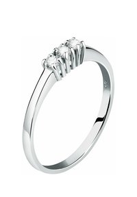 Silberner Ring mit einem dünnen Band und fünf runden, klaren Edelsteinen, die in einer Reihe gesetzt sind, mit polierter Oberfläche und glatten Kanten.